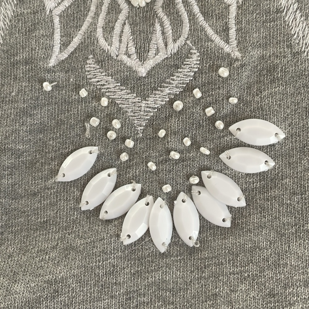 Embroidered sweater. - Picture 5 of 5